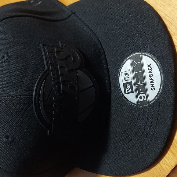 BRAND NEW! NEW ERA LAKERS BLACK ON BLACK SNAPBACK HAT - Picture 3 of 4